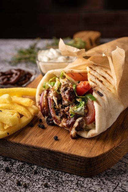 Doner Food, Gyros Pita, Doner Kebabs, Shawarma Spices, Greek Gyros, Shawarma Recipe, Doner Kebab, Chicken Shawarma, Halal Recipes