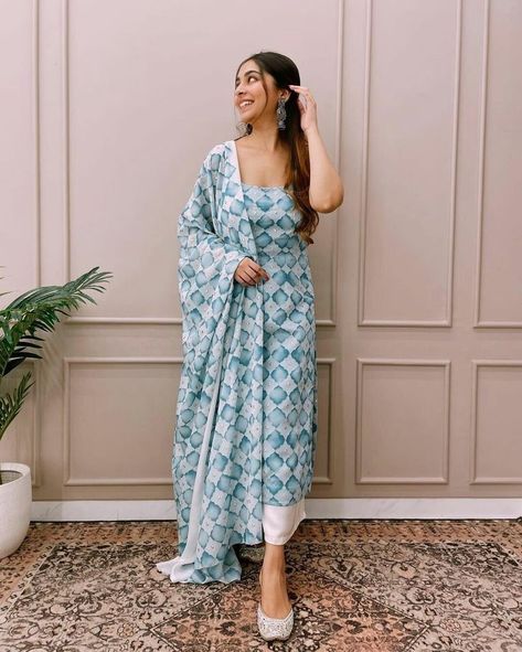 Poses In Churidar, Indian Outfit Ideas Casual, Poses In Plazo Suit, Salwar Suit Poses, Churidar Poses, Indian Outfit Poses, Simple Kurta Designs Cotton, Mostly Sane Prajakta Outfits, Casual Ethnic Outfits