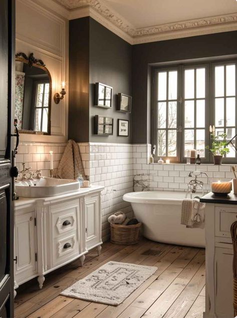 Modern Shabby Chic Bathroom, Parisian Bathroom French Style, French Bathroom Decor Vintage, Parisian Style Bathroom, Clawfoot Tub Ideas, Coquette Bathroom, Parisian Bathroom, Modern Farmhouse Bathroom Ideas, Dream Flat