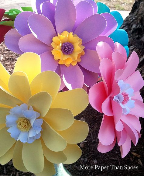 Paper Flowers Home Decor Birthday Party by morepaperthanshoes Big Paper Flowers, 25 Anniversary, Diy Fleur, Deco Ballon, Diy Flores, Fleurs Diy, Large Paper Flowers, Paper Flower Crafts, Paper Flower Backdrop