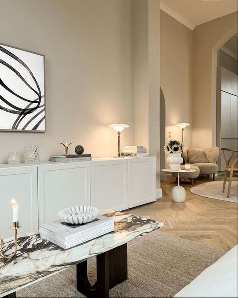 A picture of an art deco, expensive looking living room. White Aesthetic Interior Design, Living Room Decor Ideas Minimalist, Tv Wall Ikea, Room Decor Ideas Minimalist, Minimalist Living Room Inspiration, Home Decor Ideas Minimalist, Cheap Couches, Coffee Table Bowl, Minimalist Living Room Apartment