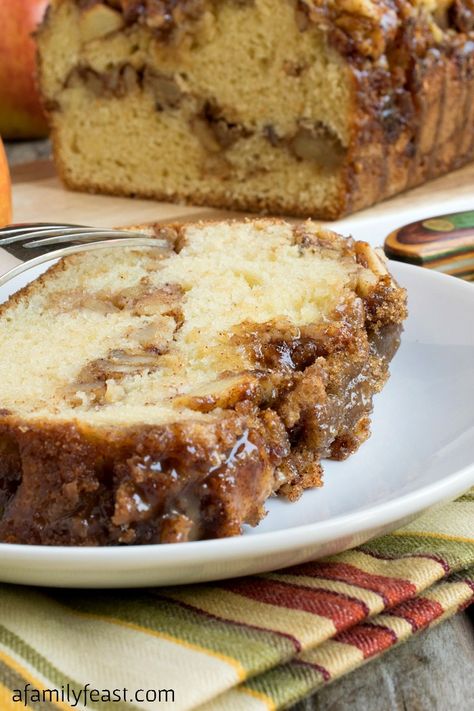 Apple Streusel Bread - A sweet cake-like bread with a layer of apple chunks and walnuts in middle and topped with a cinnamon streusel. The best dessert for apple season! Apple Streusel, Cinnamon Streusel, Cooking Bread, Apple Season, Fruit Bread, The Best Dessert, Apple Bread, Sweet Cake, Bread Recipes Sweet