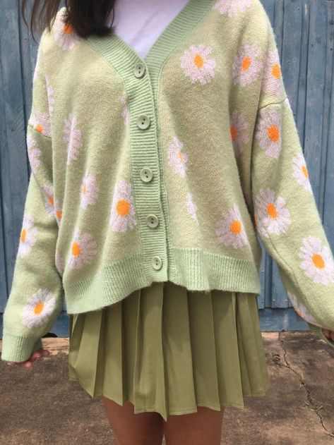 Flower Aesthetic Outfits, Flowercore Outfit, Springcore Outfits, Cute Green Outfits, Aesthetic Clothes Pastel, Vintage Aesthetic 90s, Cardigan Tutorial, Crochet Cardigan Tutorial, Outfits Pastel