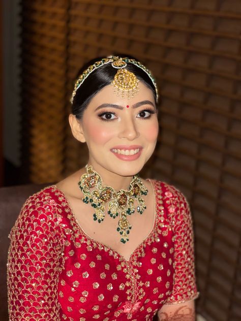 Perfect, dewy airbrush makeup for Indian bride for her wedding day. Makeup Looks Bridal Indian, Makeup For Indian Bride, Airbrush Makeup Looks, Makeup Looks Bridal, Airbrush Bridal Makeup, Bridal Makeup Indian, Natural Bridal Makeup, Bridal Indian, Bridal Makeup Natural