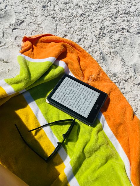 kindle, beach read, reading, beach days, solo trip, beach towel, sunglasses, sunnies Solo Beach Day, Solo Trip Aesthetic, Flagstone Path, Beach Reading, Island Girl, Beach Aesthetic, Beach Photos, Cute Couples Goals, Travel Aesthetic