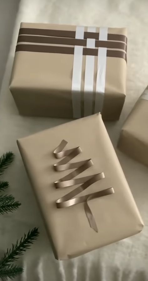 Artsy Christmas, Christmas Gift Wrapping Diy, Pretty Gift Wrapping Ideas, Wrapped Presents, Elegant Gift Wrapping, Christmas Gift Packaging, Gift Wrapping Techniques, Creative Gift Wraps, Christmas Gift Basket Ideas