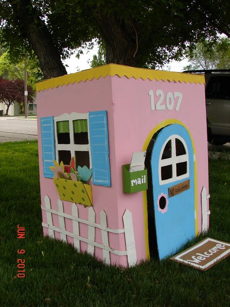 photo of photo of how to make cardboard playhouse - Yahoo! Search Results  www.soyouthinkyourecrafty.com Cardboard Box Houses, Cardboard Play, Cardboard Playhouse, Kids Forts, Cardboard Box Crafts, Cardboard Toys, Ideal Toys, Cardboard House, Box Houses