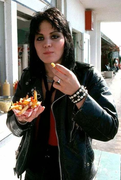 joan jett eating fries- 1977 Lita Ford, Women Of Rock, Riot Grrrl, Joan Jett, I'm With The Band, Mötley Crüe, Estilo Punk, Stevie Nicks, New Wave