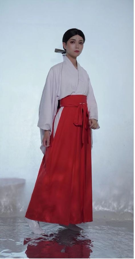 Japanese Shrine Maiden Outfit, Feudal Japan Clothing Women, Ancient Japan Clothing, 1800s Japanese Fashion, Japanese Servant Outfit, Feudal Japan Clothing, Japanese National Costume, Japanese Clothing Traditional, Japanese Traditional Outfit