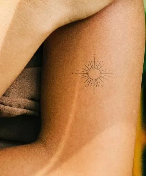 15 Tatouages minimalistes soleil à adopter absolument ! #tattoo #art #outline #template #portfolio #idea #neck #minimalist #inspiration Sun Line Tattoo, Minimalist Tattoo Hand, Name Fonts Tattoo, Fine Line Sun Tattoo, Half Sun Tattoo, Trend Tattoos, Outline Tattoo Ideas, Tattoo Name Fonts, Eyebrows Tattoo