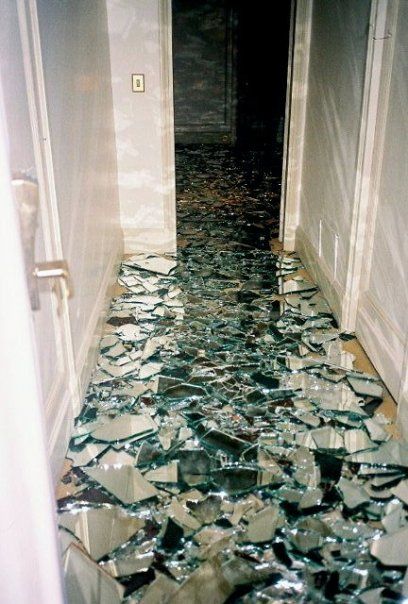 Lay a mirror down, take a hammer to it, pour polyurethane over. Amazing bathroom floor, this would be really cool!!! Walking On Broken Glass, Interior Boho, Smart Tiles, Broken Mirror, Broken Glass, Desk Top, Bathroom Floor, A Mirror, Floor Mirror