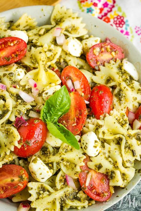 Bowtie Pasta Salad, Basil Pesto Pasta, Ensalada Caprese, Pesto Salad, Cold Pasta Salad Recipes, Caprese Pasta Salad, Pasta Al Pesto, Salads Recipes, Caprese Pasta