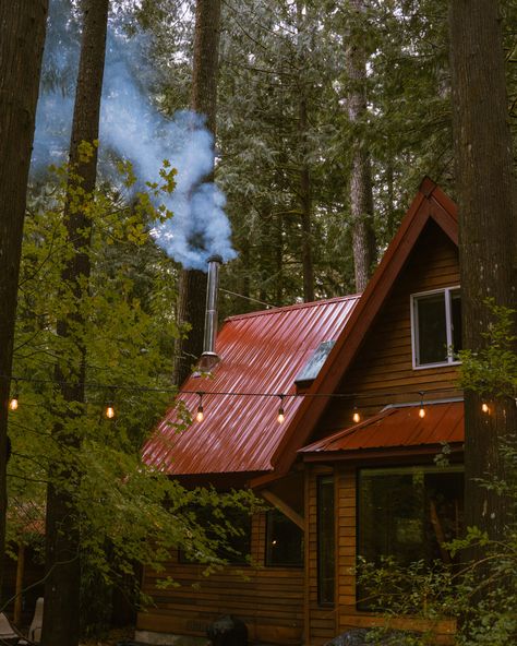 22 Unique Washington Cabins and Treehouses to Rent Washington Cabin, Cozy Cabin In The Woods, Treehouse Point, Cabin Fireplace, A Frame Cabins, Outdoor Tub, A Frame Cabin, National Parks Usa, A Frame House