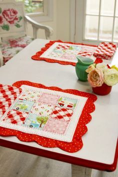 Make these easy Scalloped Nine Patch Retro Style Placemats and matching napkins with cute Glamperlicious fabrics and this free tutorial and pattern! Sewing Classes For Beginners, Scrap Fabric Crafts, Nine Patch, Sewing Stitches, Sewing Lessons, Mini Quilts, Easy Sewing Projects, Sewing Projects For Beginners, Place Mats