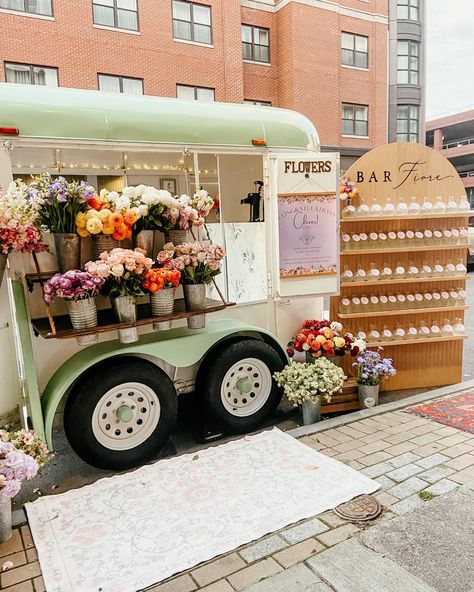 Flower Truck Wedding, Flower Shop Stands, Flowers Truck Ideas, Diy Bouquet Stand, Flower Vendor Cart, Flower Arrangement Station, Coffee And Flower Truck, Flower Market Cart, Flower Marketing Ideas