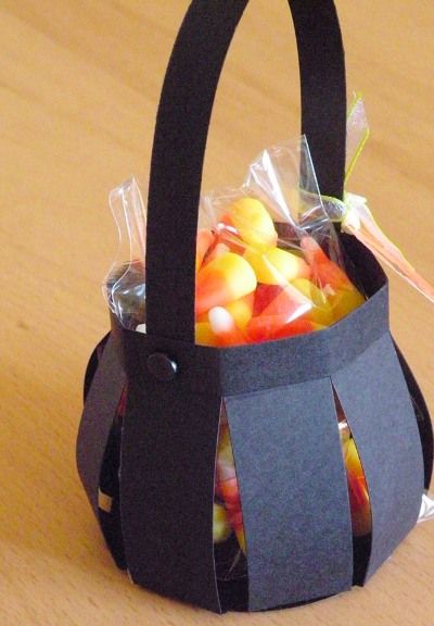 Need the perfect bag to store all that candy? Check out these easy DIY Halloween Treat Bags for kids to make and take Trick o Treating with their friends! Diy Halloween Activities, Halloween Treat Bags Diy, Halloween Treat Holders, Dekorasi Halloween, Diy Halloween Treats, Halloween Treat Boxes, Halloween Baskets, Halloween Candy Bags, Easy Halloween Crafts