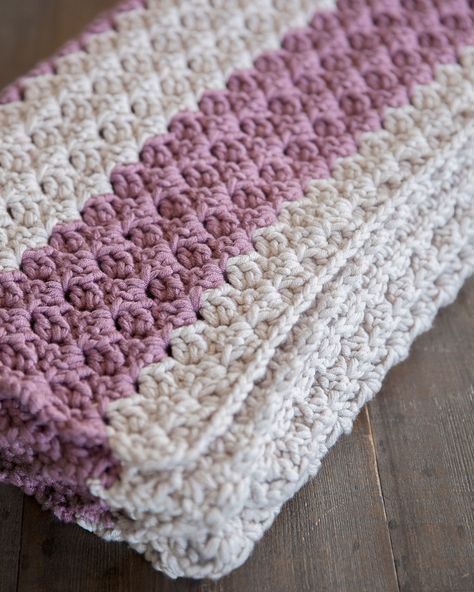 Free Chunky Crochet Throw Pattern - Leelee Knits Chunky Crochet Throw Pattern, Chunky Crochet Throw, Motifs Afghans, Daisy Farm, Crochet Throw Pattern, Chenille Blanket, Crocheted Blanket, Confection Au Crochet, Crochet Afgans