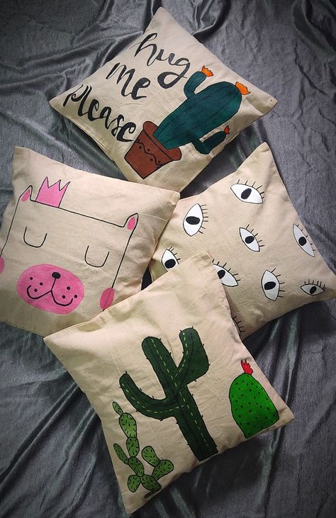 Handpainted Pillow Cover, Cushion Covers Painting Ideas, Fabric Paint Pillows Covers, Paint Pillow Cover Diy, Painting Pillow Covers Diy, Cushion Cover Designs Painting, Pillow Cover Painting Ideas, Coushin Covers Design, Pillow Cover Designs Ideas Painting