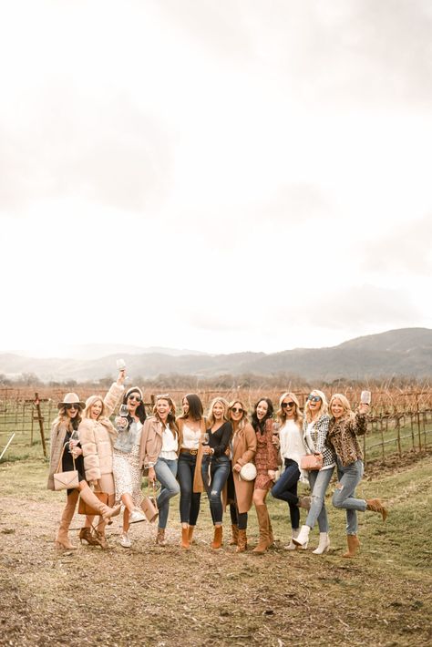 Winery Trip Outfit, Napa Weekend Outfits, Sonoma Wineries Outfit, Napa Valley Girls Trip, Sonoma Winery Outfits, Napa Valley Picture Ideas, What To Wear In Napa Valley Fall, What To Wear To A Winery In The Fall, Napa Bachelorette Party Ideas