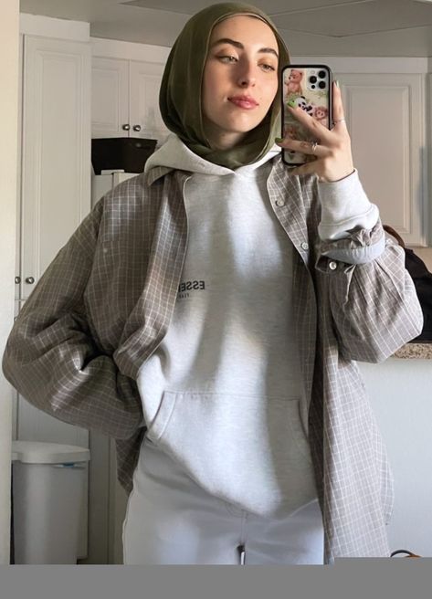 Ig: mariam.kudsi Mariam Kudsi, How To Wear Denim Jacket, Stile Hijab, Hijabi Outfit, Modern Hijab Fashion, Stylish Hijab, Hijabi Aesthetic, Hijabi Outfits Casual, Hijabi Outfits