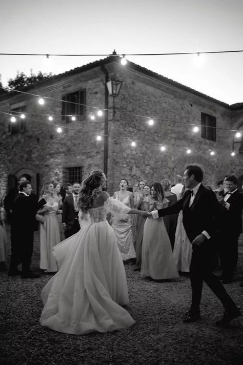 Wedding Italy Dress, Old World Italy Wedding, Toscana Wedding Inspiration, Wedding Photos Tuscany, Italian Vintage Wedding, Tuscan Wedding Photography, Wedding Photography Italy, Tuscany Wedding Photos, Italian Wedding Photos