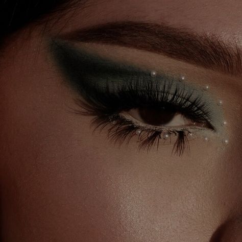 Emerald Prom Dress Makeup, Emerald Green Quince Make Up, Makeup Dark Green Dress, Hoco Makeup Ideas For Black Dress, Dark Green Makeup Looks, Green Goth Makeup, Green Prom Makeup, Green Homecoming Makeup, Emerald Prom Dress