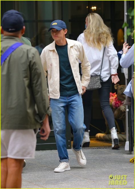 Tom Holland Fashion, Tom Holland Style, Tom Holland Outfits, Holland Fashion, Outfit Hombre, Zendaya Outfits, Star Boy, Mens Casual Outfits Summer, Tom Holland Spiderman