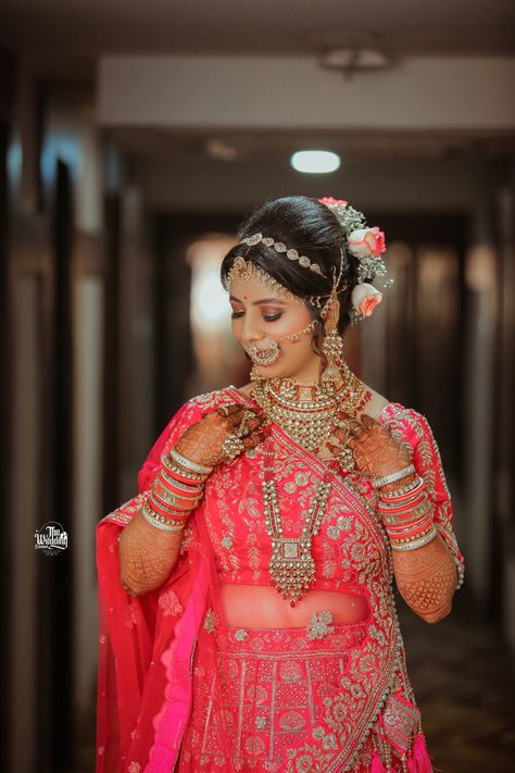 Girly Photography Wedding, Indian Wedding Bride Poses, Bride Closeup Poses, Dulhan Pose Wedding Photos, Singal Dulhan Pose, Dulhan Single Pose, Bride Single Poses, Bridal Shoot Poses, Bride Closeup