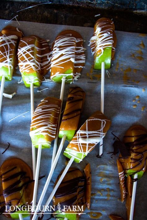 Apple Covered In Caramel, Apple Slices On A Stick, Fall Party Food Ideas, Easy Caramel Apples, Candied Apples Slices, Caramel Apple Slices, Apple Slice Recipe, Taffy Apple, Halloween Treats To Make