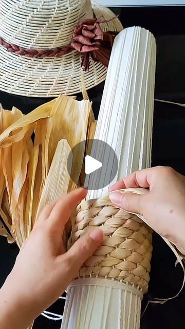 Crafts With Corn Husks, Corn Husk Weaving, Corn Husk Wreath, Corn Husk Crafts, Corn Husks, Straw Decorations, Corn Husk, Straw Bags, Weaving Projects