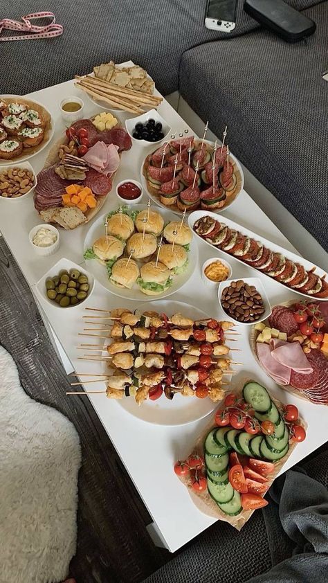 Bday Aesthetic, Amazing Food Platters, Birthday Snacks, 18th Bday, Party Food Buffet, Catering Ideas Food, Night Food, Party Food Platters, Food Displays