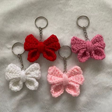 Pink Crochet Bag, Keychains Crochet, Bow Keychain, Crochet Keychain Pattern, Crochet Business, Crochet Sunflower, Pink Crochet, Bag Charms, Granny Squares Pattern