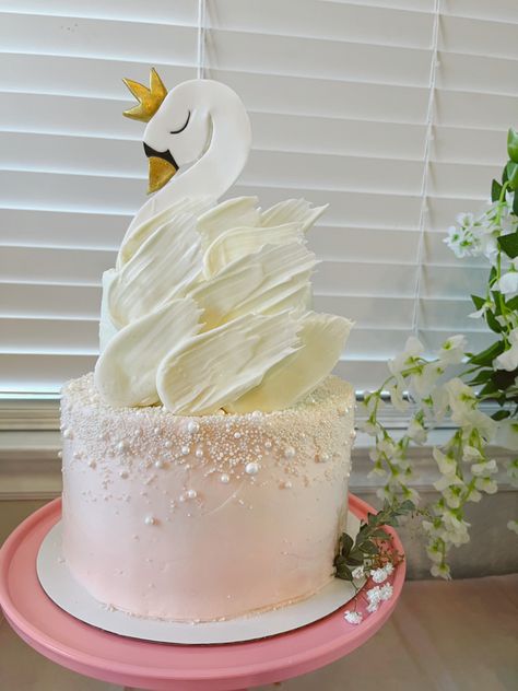 Swan Cakes Birthday, Swan Princess Cake, Swan Dessert, Swan Birthday Decoration, Swan Birthday Party Decoration, Swan Theme Cake, Chocolate Feathers, Swan Birthday Cake, Swan Birthday