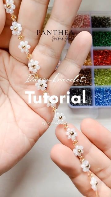 Beaded Bracelets Flowers Tutorial, Flower Bracelet Pattern Beads, Flower Bead Patterns Tutorials, How To Make Flower Bracelets With Beads, Beaded Bracelets Daisy, Daisy Bead Tutorial, Diy Daisy Bracelet Tutorial, How To Flower Bead Bracelet, Beads Bracelets Flowers Tutorial