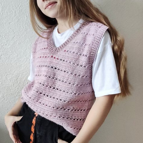 Half Sweater Crochet Pattern, Crochet Vest Top Pattern Free, Diy Crochet Vest, Crochet Pattern Sweater, Crochet Vest Outfit, Crochet Vest Top, Crochet Vest Pattern Free, Crochet Sweater Vest, Vest Pattern Free