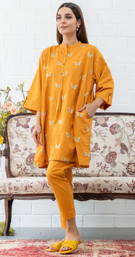 Short kurti design Simple Bazo Design, Plane Shirt Design For Women Pakistani, Latest Shirt Designs For Women Pakistani, Flat Ban Neck Design, Simple Lawn Shirt Design, Lawn Clothes Design, Simple Shalwar Design, Plane Dress Design Pakistani, Winter Kurta Designs For Women