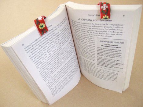 Simple DIY Book Page Holder Bends to Spare Your Hands Simple Craft Ideas For Kids, Diy Book Stand, Foam Rollers Hair, Prov 31, Book Page Holder, Book Holder Stand, Page Holder, Book Holder, Book Stand