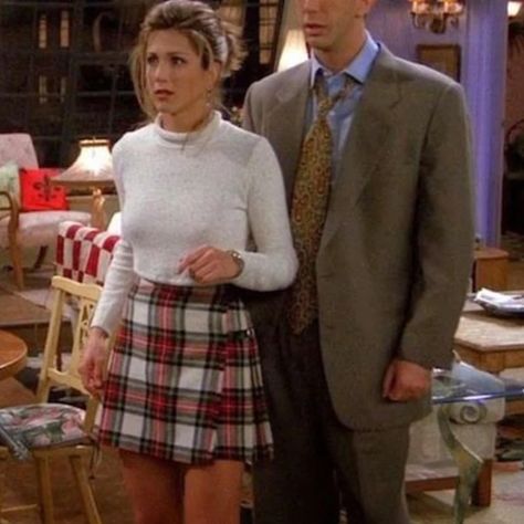 Everything Rachel Green Wore That We Would Totally Wear Now 1990s Fashion Party, Jennifer Aniston Friends, 90s Fashion Party, Early 90s Fashion, 90s Fashion Outfits Hip Hop, Tv Show Friends, 90s Icons, Rachel Green Outfits, Rachel Friends