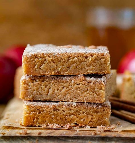 These Apple Cider Blondies are chewy, buttery dessert bars made with apple cider and topped with a sweet mix of apple pie spice and sugar for a tasty Fall treat! Snickerdoodle Bars Recipe, Snickerdoodle Blondies, Sweet Potato Pound Cake, Snickerdoodle Bars, Gluten Free Snickerdoodles, Eggless Recipes, Eggless Baking, Cake Mix Recipes, Fudgy Brownies