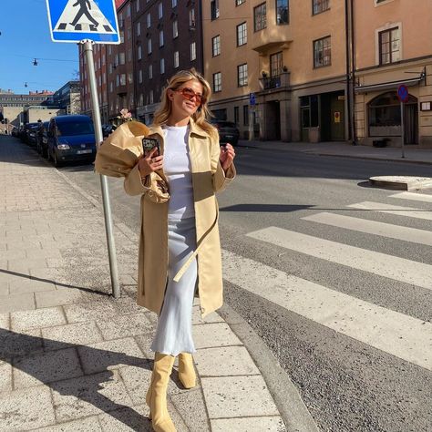 Outfits Colourful, Matilda Djerf Style, Orseund Iris, Scandi Chic, Neutral Outfits, Jeans With Heels, Matilda Djerf, Pigtail Hairstyles, Beige Outfit