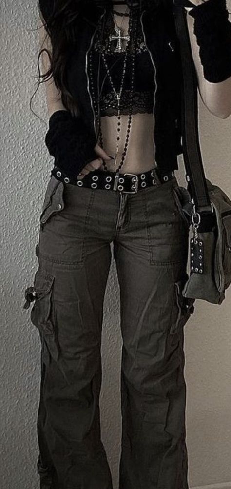 Cybergrunge Aesthetic Outfit, 2023 Alt Fashion, Grunge Female Outfit, Y2k Dark Outfits, Cybergrunge Outfit, Dazecore Outfit, Alternative Style Outfits, Early 2000s Emo Fashion, Grudge Aesthetics