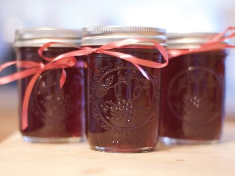 Pomegranate Jelly/EASY  http://www.seriouseats.com/recipes/2012/02/easy-pomegranate-jelly-recipe.html Pomegranate Christmas, Christmas Jelly, Pomegranate Jelly, Lemon Marmalade, Elderberry Recipes, Pomegranate Recipes, Canning Fruit, Jelly Recipe, Jam And Jelly