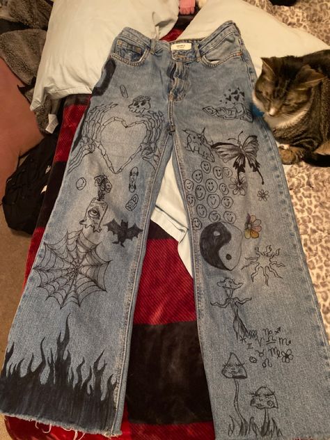 Pants With Designs On Them, Drawing In Jeans, Jean Diy Paint, Writing On Pants, Drawing On Pants Diy, Drawings On Pants Ideas, Painting My Pants, Drawing On Jeans Ideas Aesthetic, Painting On Pants Aesthetic