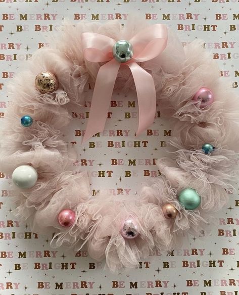 Tulle Christmas Wreaths, Tulle Ornaments Diy, Tulle Christmas Ornaments, Crafts With Tulle, Tulle Christmas Decorations, Pink Xmas Decorations, Pink Xmas Decor, Valentines Wreath Ideas, Christmas Tulle Wreath