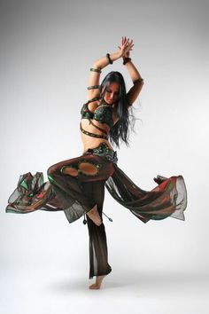 Belly Dance Poses Drawing, Belly Dancer Reference, Belly Dancer Photoshoot, Belly Dancer Pose Reference, Belly Dance Photography, Belly Dance Pose Reference, Belly Dance Photoshoot, Belly Dance Poses, Belly Dancing Aesthetic