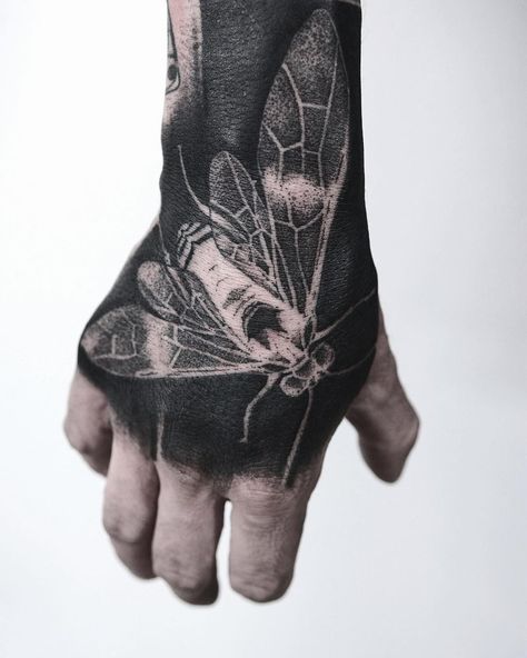 Negative Tattoo, Tattoo Main, Tatoo 3d, Solid Black Tattoo, Blackout Tattoo, Insect Tattoo, 4 Tattoo, Bee Tattoo, Hand Tattoos For Guys