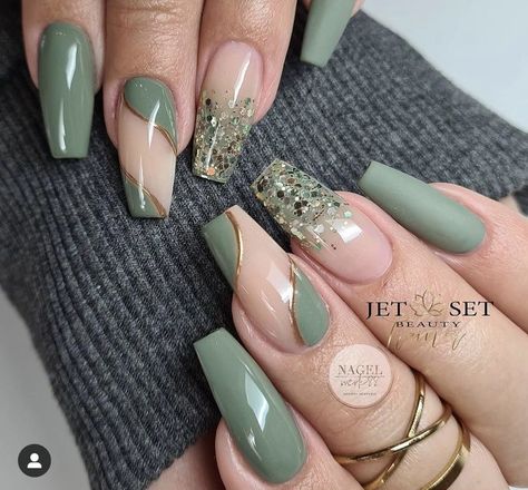 Acrylic Nails Ideas Green, March Square Nails, Gel Nail Designs Green, Green Acrylic Nails Designs, Elegant Green Nails, Green Trendy Nails, Nail Rhinestone Design, Trendy Green Nails, Acrylic Nails Green