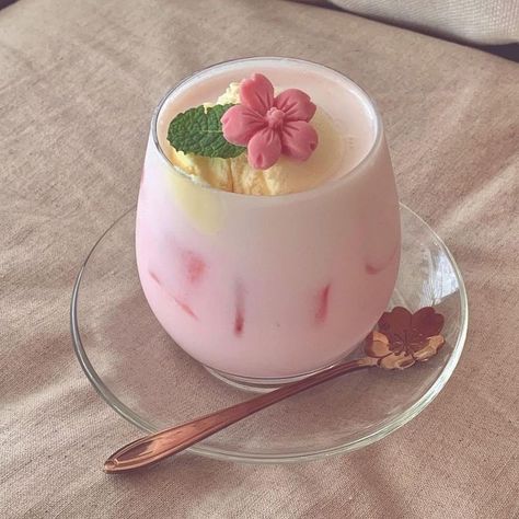 Pretty Dessert, Cute Snacks, Pink Foods, Think Food, Kawaii Food, Cute Desserts, Dessert Drinks, Cafe Food, Yummy Food Dessert