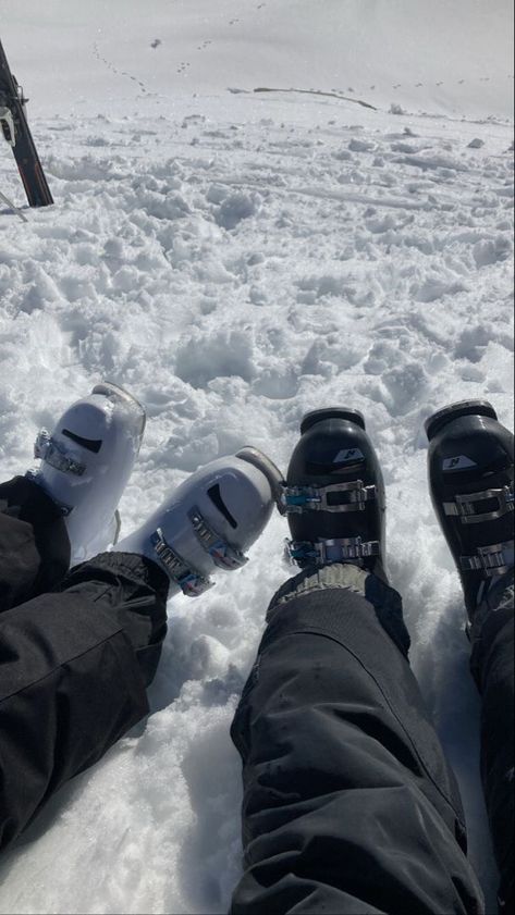 Ski Aesthetic Girl, Ski Trip Aesthetic, Mode Au Ski, Ski Shoes, Ski Pics, Ski Pictures, Skiing Aesthetic, Ski Aesthetic, Go Skiing