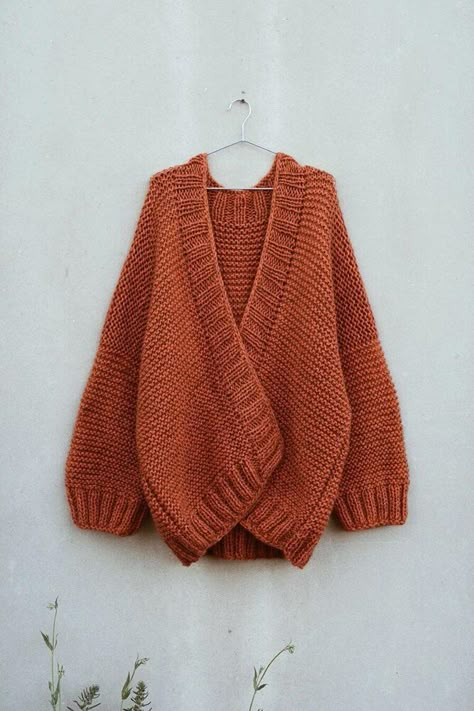 The Sunset cardigan Knitting pattern by Neringa Ruke Gilet Crochet, Fashion Knitting, Knit Cardigan Pattern, Tea Cozy, Chunky Cardigan, Creation Couture, Yarn Brands, Cardigan Pattern, Garter Stitch